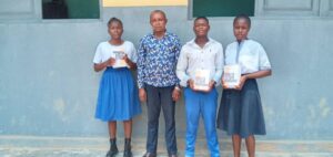 Livraison du livre du Professeur Butsana aux élèves (2025-2026)